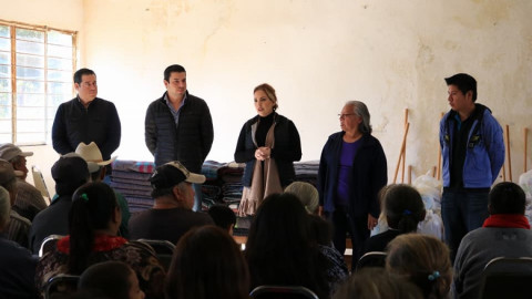 Entregan cobijas de “Abrigando Familias con Amor”