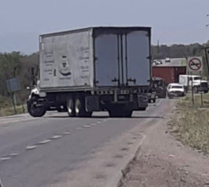 Bloquea columna Pedro J. Méndez Carretera Victoria-Monterrey 
