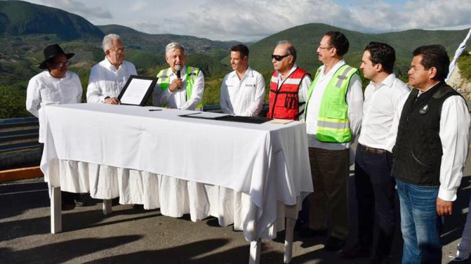 Anuncian AMLO y Murat 6 mmdp para autopista de Oaxaca