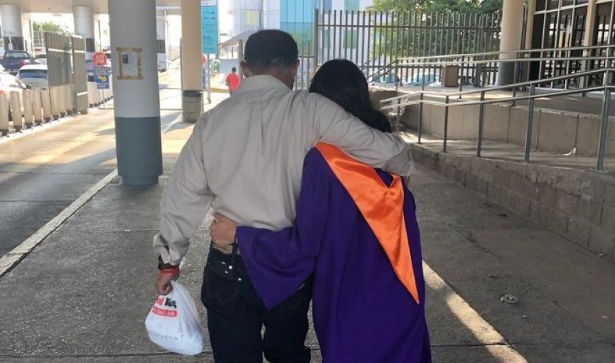 De toga y birrete, hija se reencuentra con su padre deportado