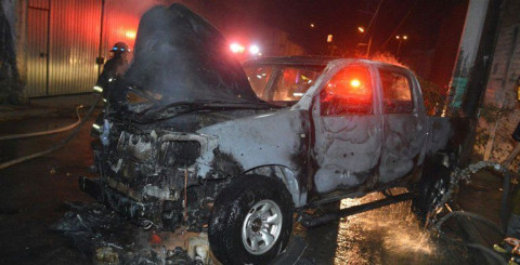 Prenden fuego a camioneta que contenía restos humanos en Acapulco