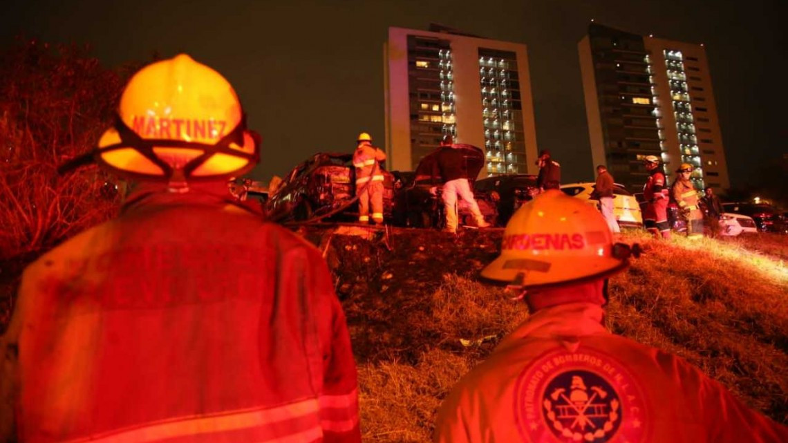 Se incendian autos en estacionamiento de agencia en San Pedro, NL