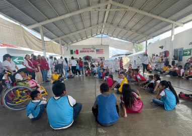 Entre porras y platillos típicos, migrantes celebran su día en Reynosa