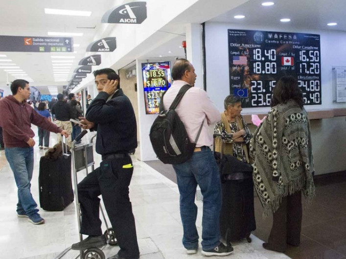 Dólar en 18.84 pesos en el AICM