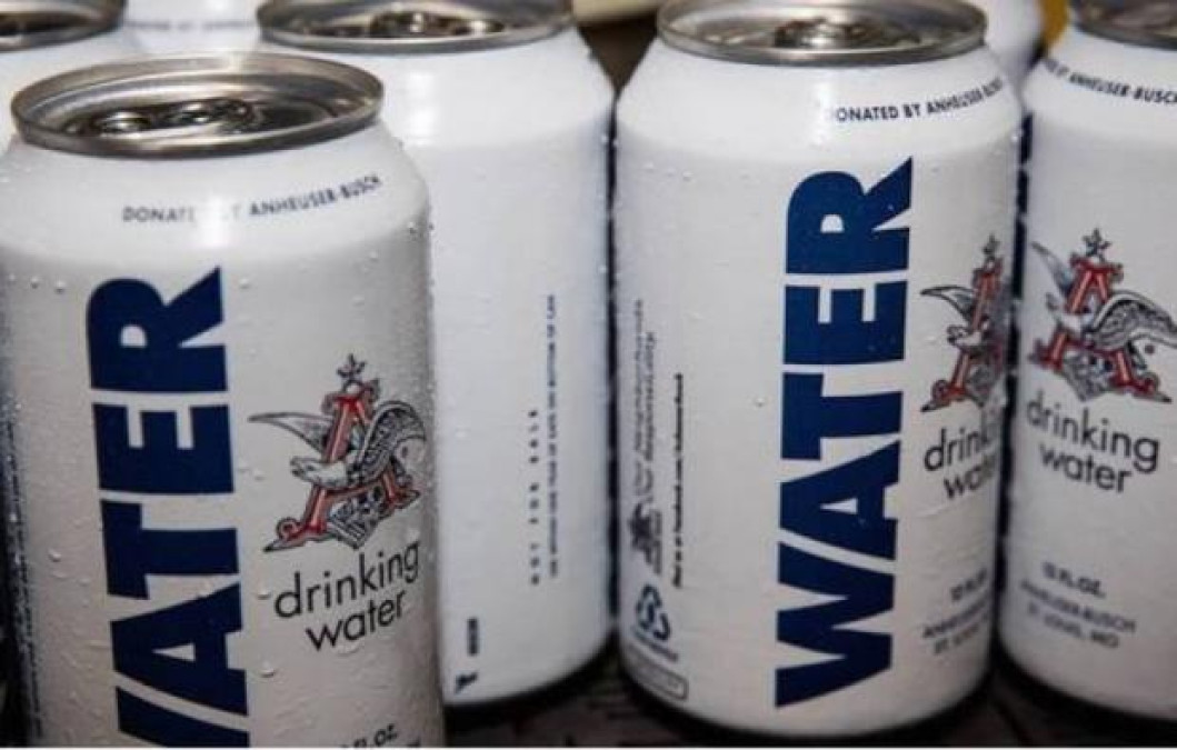 Compañía cervecera cambia producción de cerveza por agua 