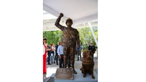 Develan estatua de Frida, la perrita rescatista del 19S, en Puebla
