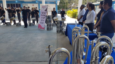 Entrega diputada apoyos a alumnos del Cetmar