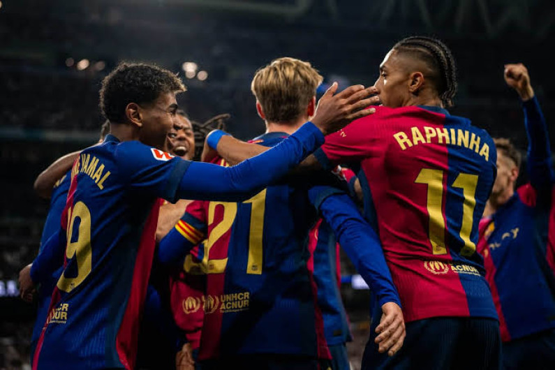 Barcelona vence al Real Madrid y acaricia título de LaLiga