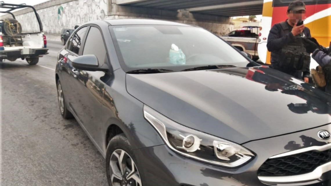 Recuperan dos vehículos robados y detienen a dos hombres