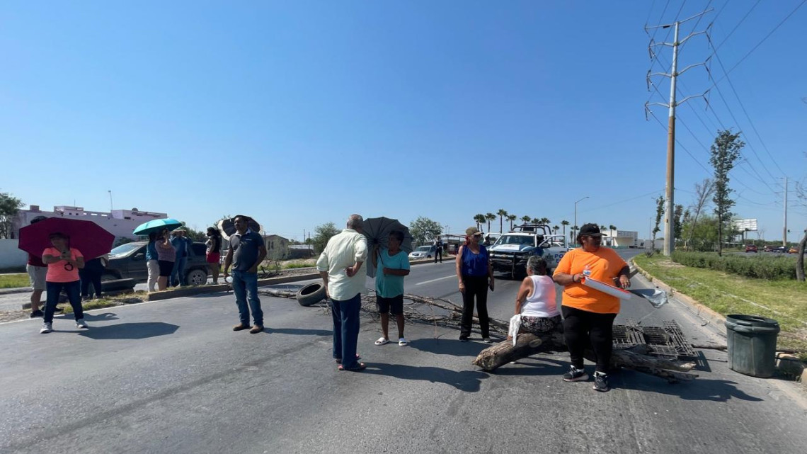 Vecinos de Lomas del Villar bloquean libramiento oriente por falta de luz