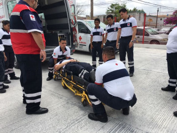 Paramédico de la Cruz Roja es atacado y bañado con cloro 
