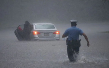 “Isaías” azota la Costa Este de EU; deja al menos un muerto