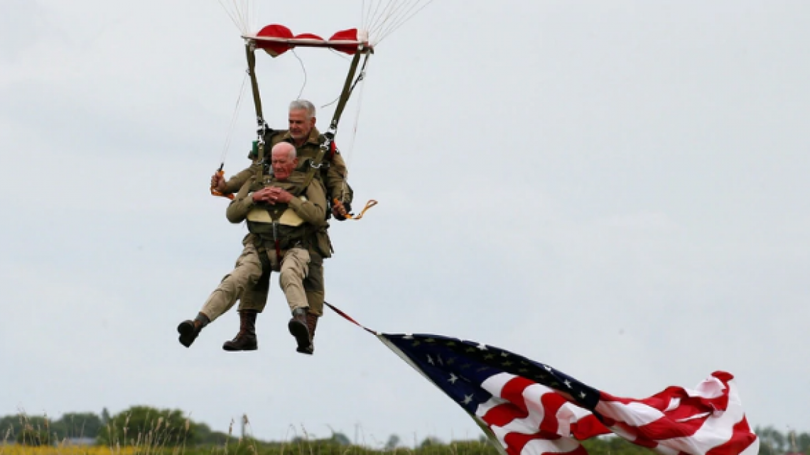 Veterano de 97 años recrea su salto por aniversario del “Día D”