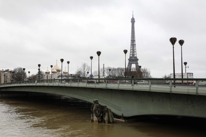 Sigue la alerta en París por la crecida del río Sena 