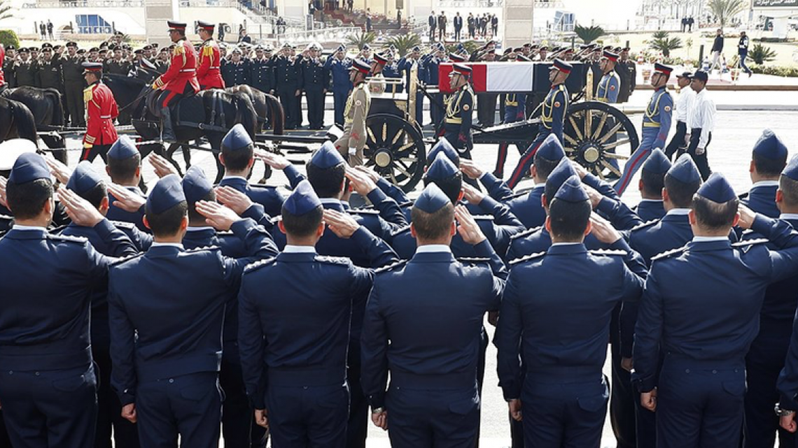 Egipto rinde honores militares a Hosni Mubarak 