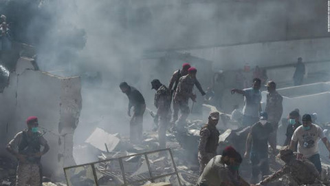 Se estrella avión comercial en Pakistán