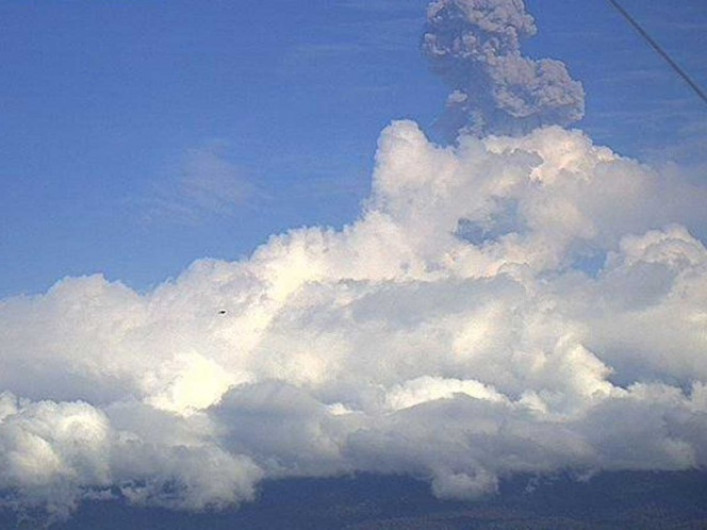 “Don Goyo” registra explosión con columna de 1.5 kilómetros