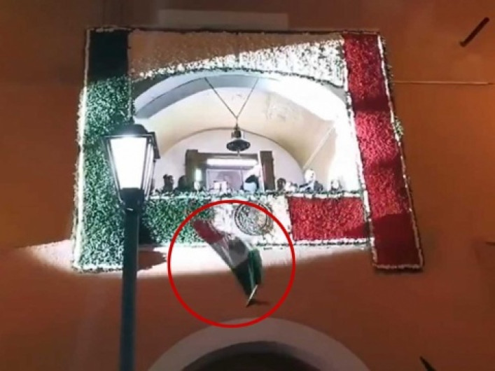 Edil de Mineral del Monte suelta bandera en pleno grito