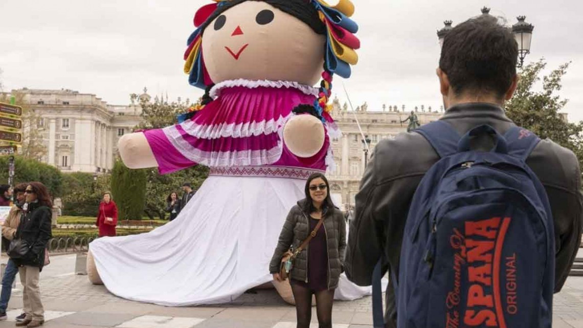 Llega muñeca queretana a España como embajadora de la entidad