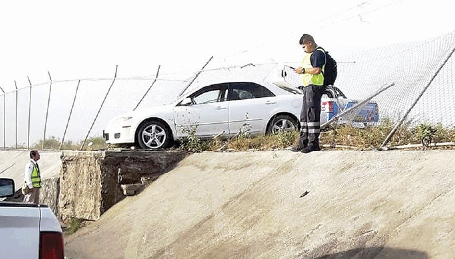‘Aterriza’ auto en el aeropuerto