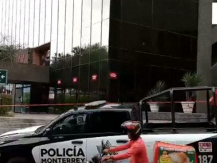 ¡De miedo! Amenaza de bomba causa caos en Monterrey