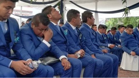 Entre lagrimas y nostalgia se gradúan los sobrevivientes de Ayotzinapa