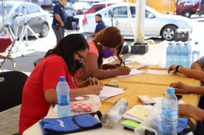 Aprovechan jóvenes feria del empleo 