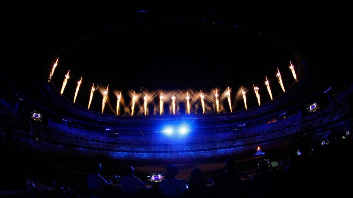 Se apaga la llama olímpica en Tokio; pasan estafeta a París 