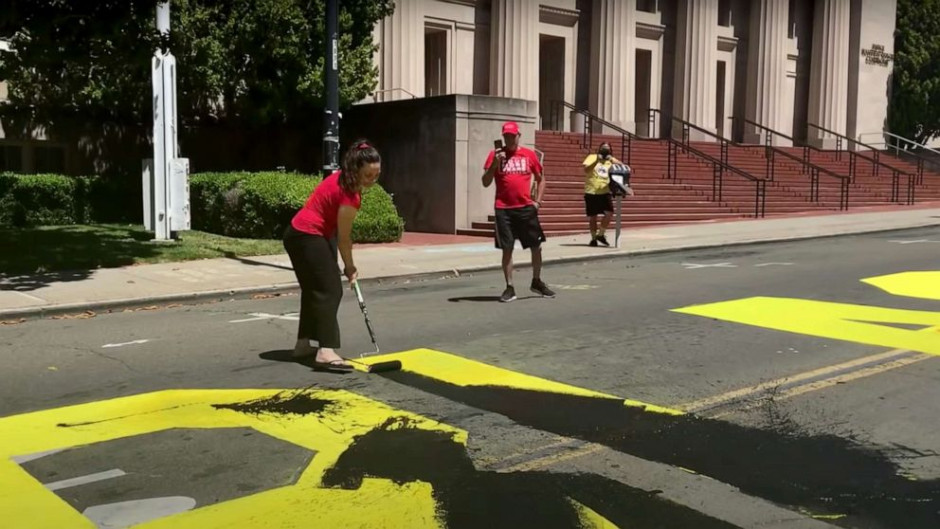 Pareja en California es arrestada por vandalizar un mural BLM 