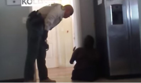 Captan a policía inmovilizando a joven sin piernas ni brazos