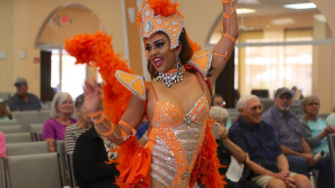 “Winter Texans” reciben con alegría la fiesta del “Carnaval Playa Miramar”