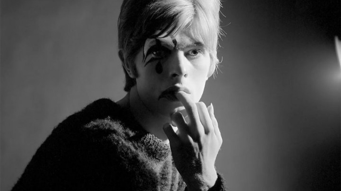 Revelan imágenes inéditas de David Bowie joven