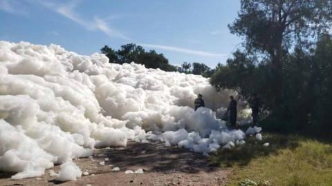 Desaparece hombre en espuma tóxica en Puebla