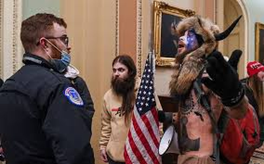 Activista que se disfrazó de guerrero sioux durante ataque el Capitolio se declara culpable