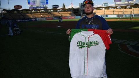 Lanza Dodgers camiseta con los colores mexicanos 