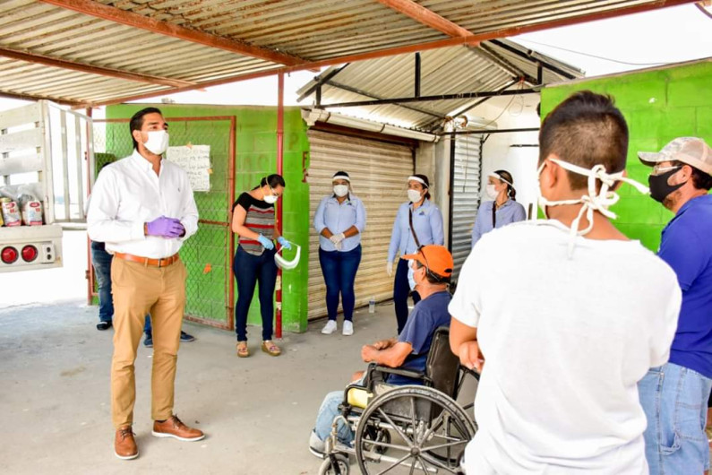Voluntariado DIF entrega despensas alimenticias a locatarios del tianguis de la colonia La Joya