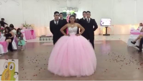 Quinceañera baila Scooby Doo Papá en su fiesta