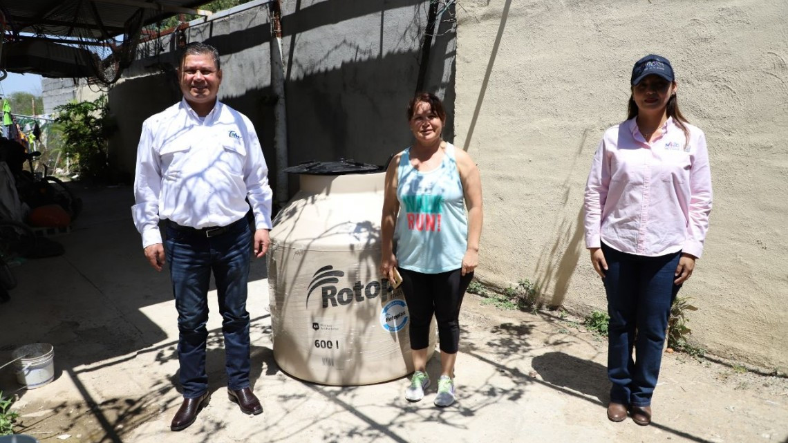 Entrega Gobierno de Tamaulipas tinacos en domicilios de sus beneficiarios