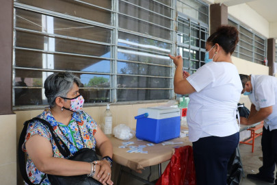 Secretaria de Salud Gloria Gamboa se vacuna contra el COVID-19 