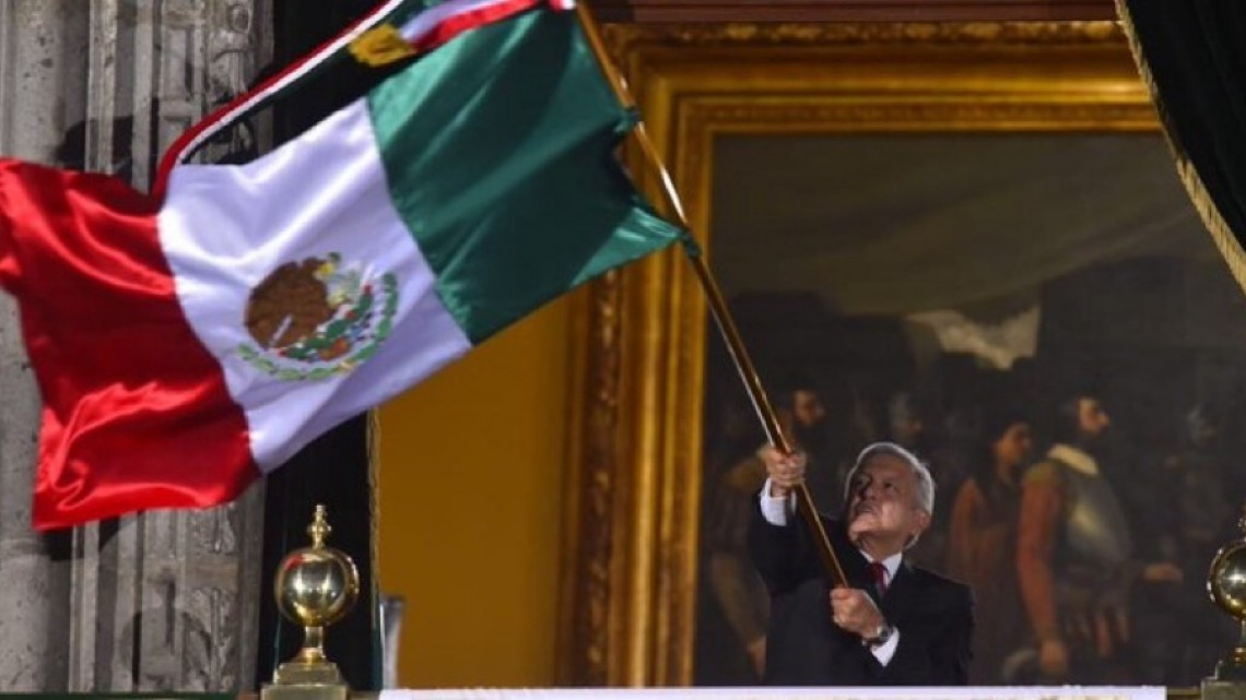 Ante un Zócalo abarrotado, AMLO da “El Grito” de la Independencia de México