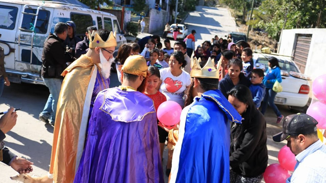Entrega Ayuntamiento y DIF Victoria roscas y juguetes a familias