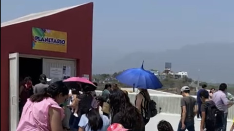 Más de mil personas acuden al planetario a observar el eclipse