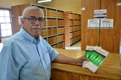 Escritor neolaredense dona al municipio su más reciente obra de poemas