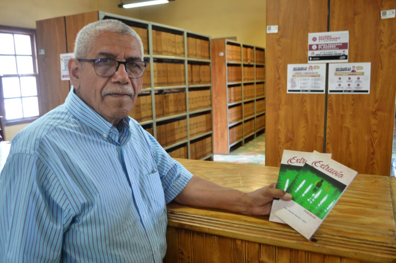 Escritor neolaredense dona al municipio su más reciente obra de poemas