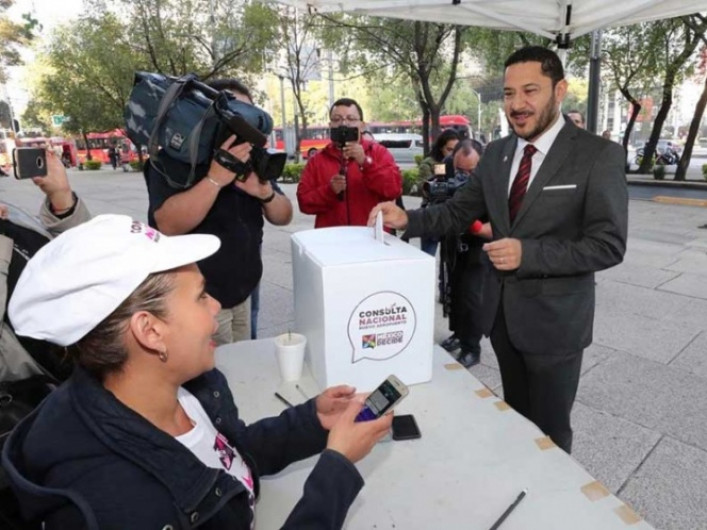  Martí Batres va por Santa Lucía