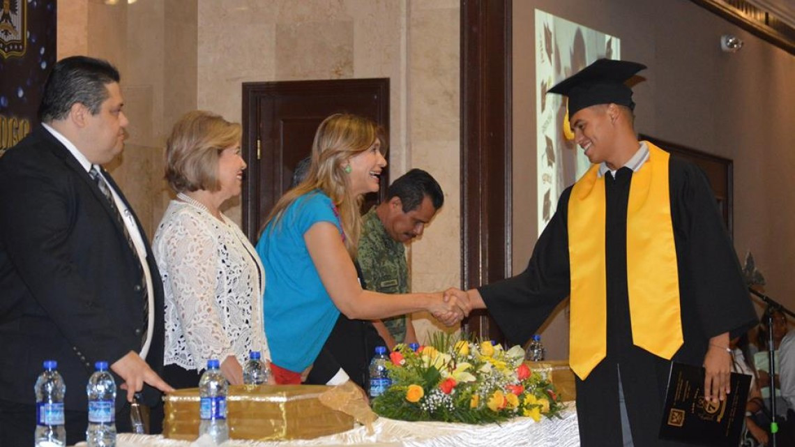 Alcaldesa felicita a graduados de la preparatoria José de Escandón