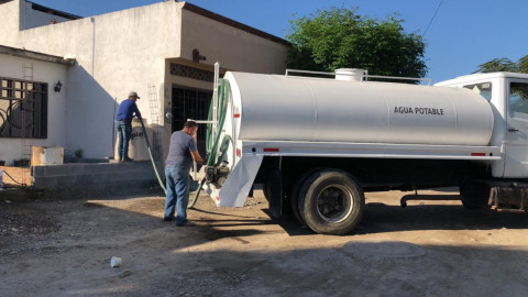 Ante megacorte de agua pipas abastecen a Victoria