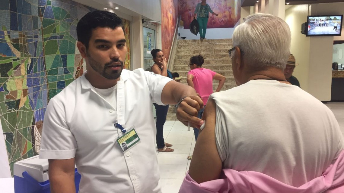 Vacunan contra la influenza a empleados municipales