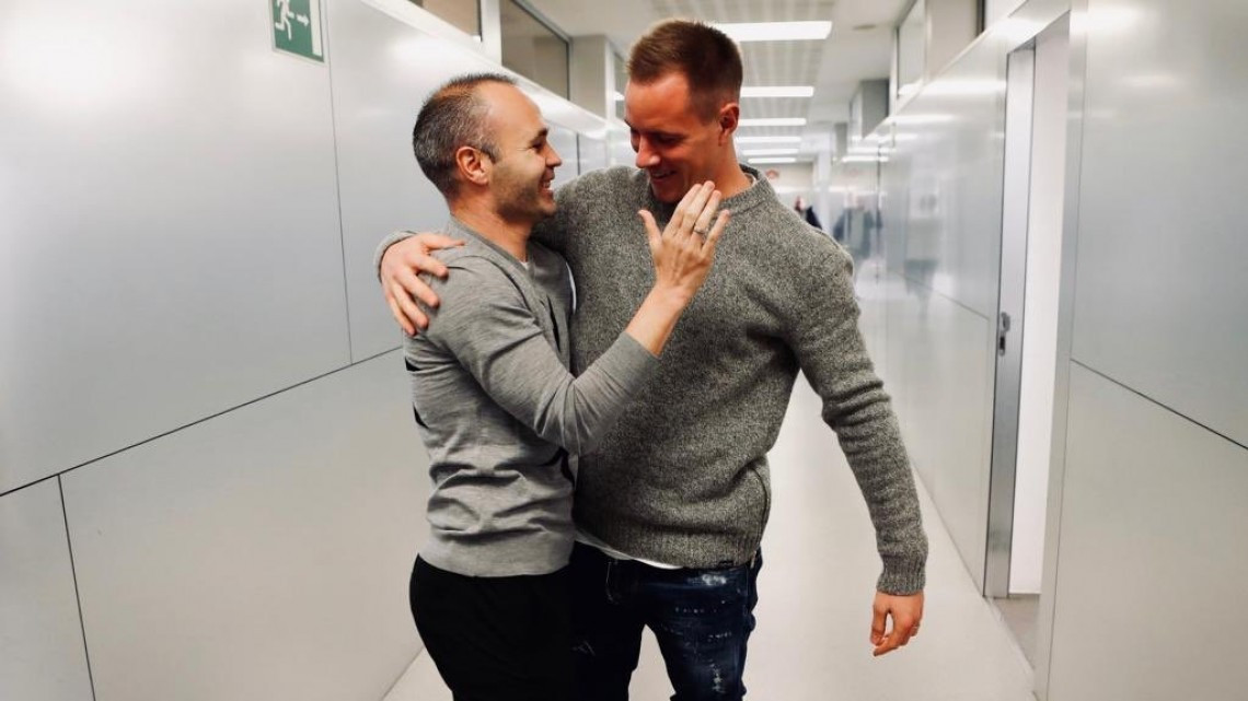 Iniesta se reencuentra con sus compañeros del Barça