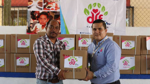 Entregan platos, vasos y cubiertos a Desayunadores